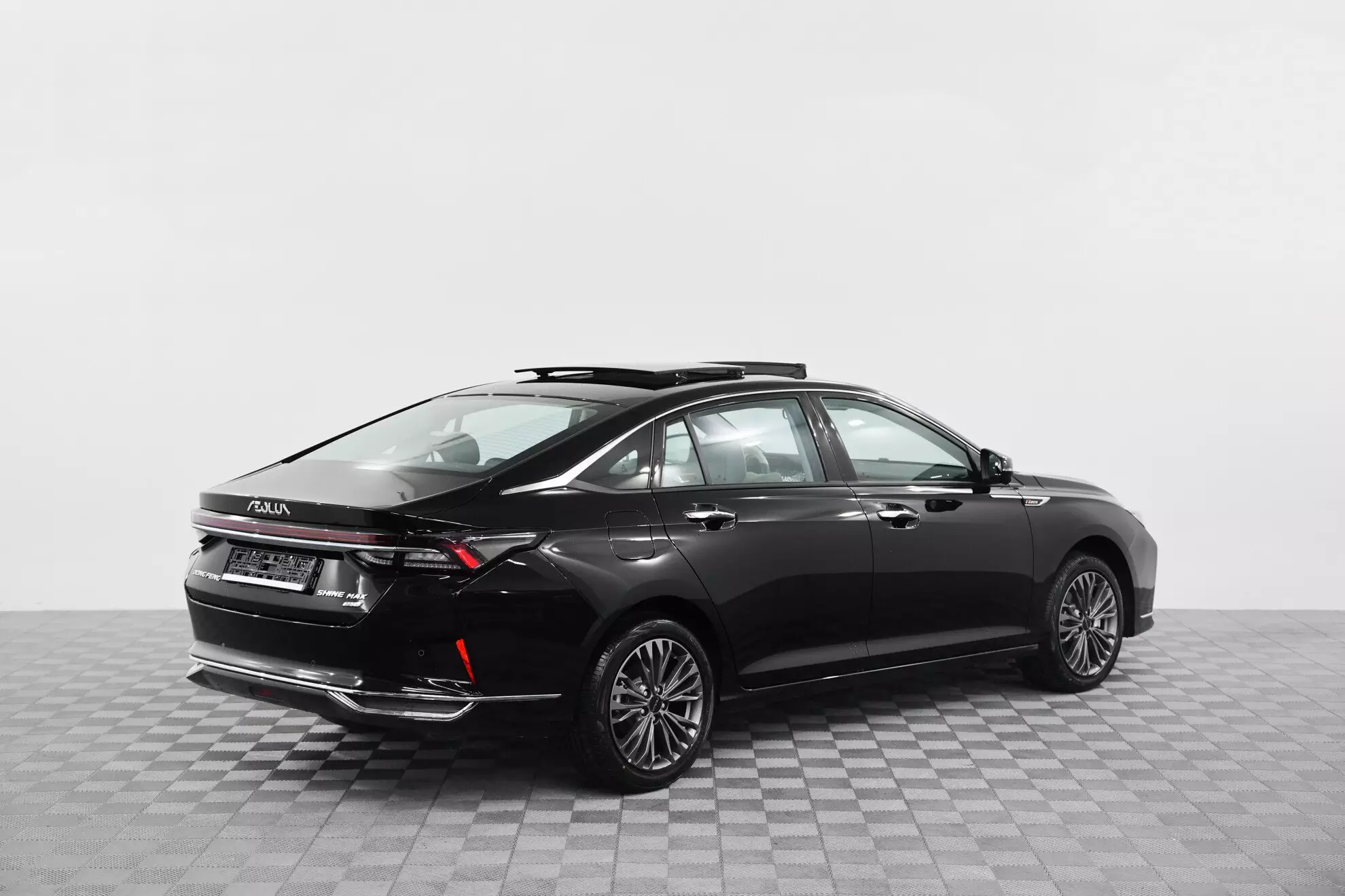 Автосалон: Dongfeng Shine Max