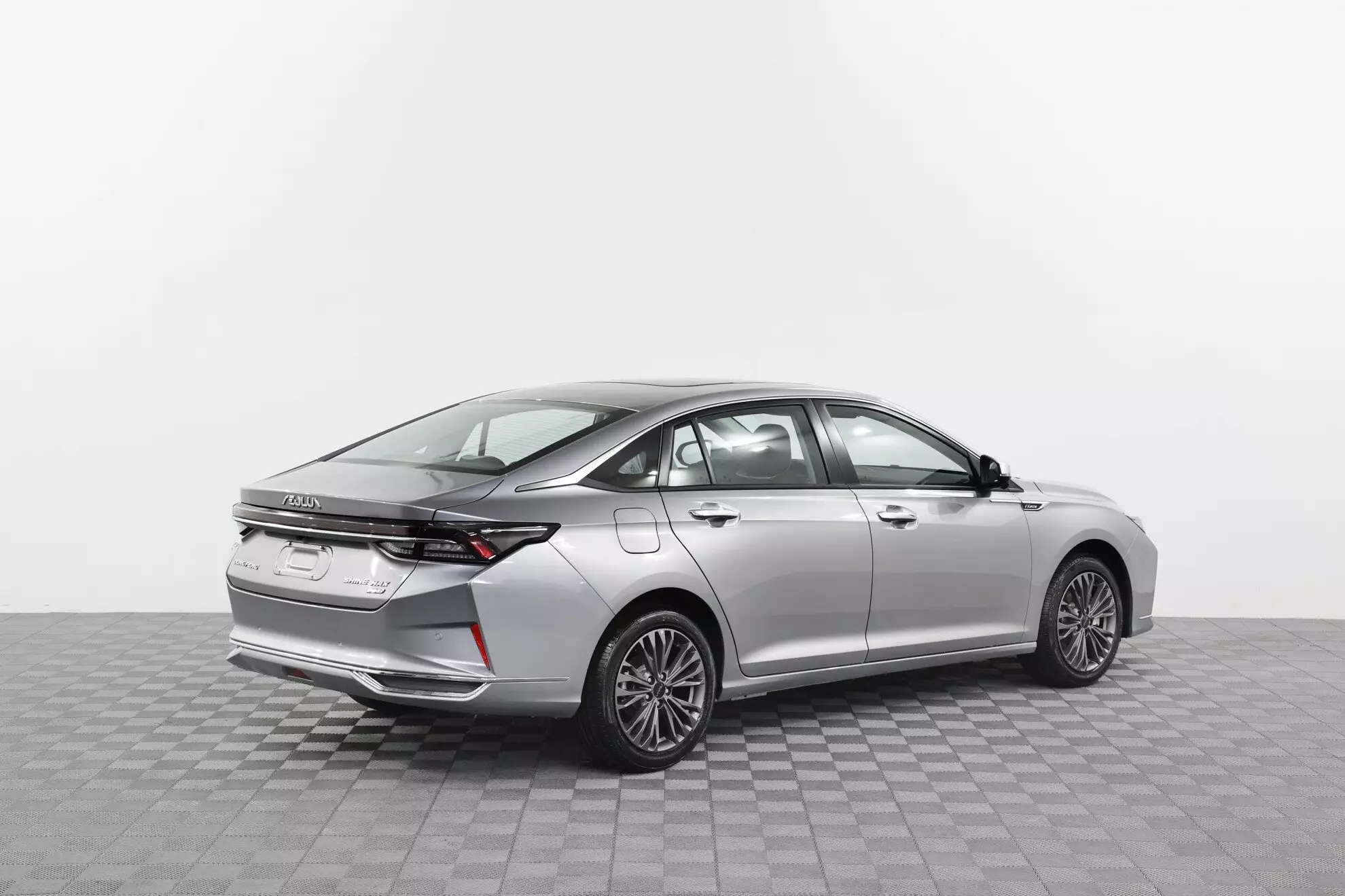 Автосалон: Dongfeng Shine Max