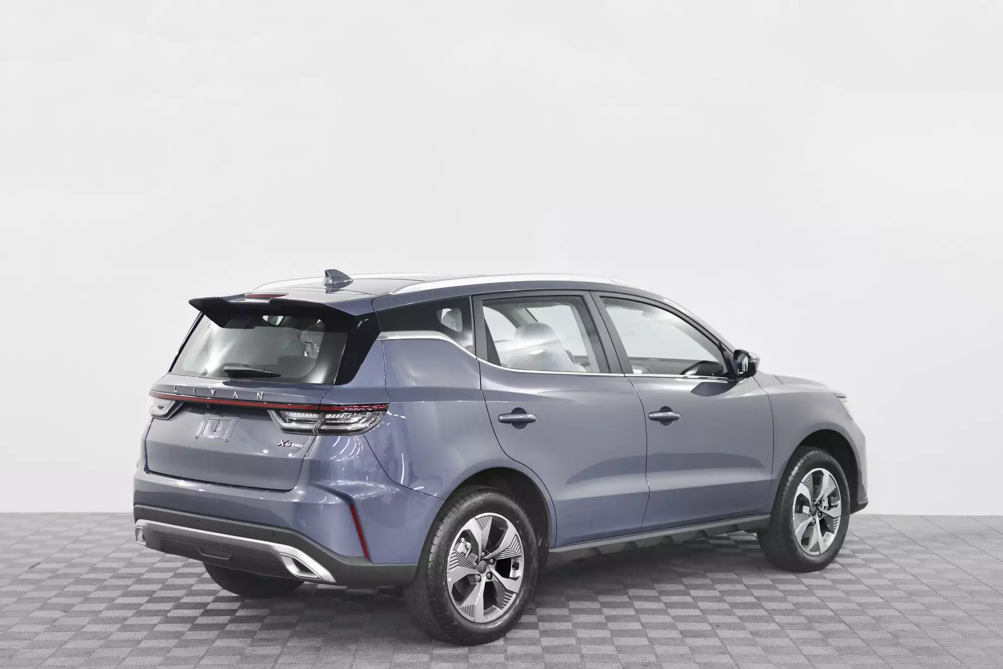Автосалон: Livan X6 Pro