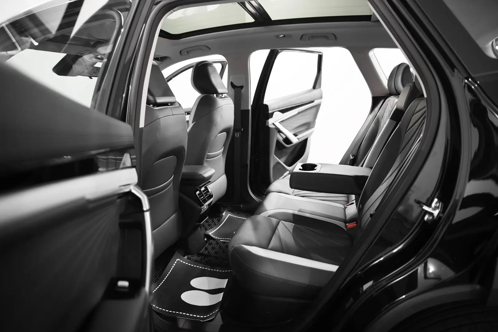 Автосалон: Geely Atlas New