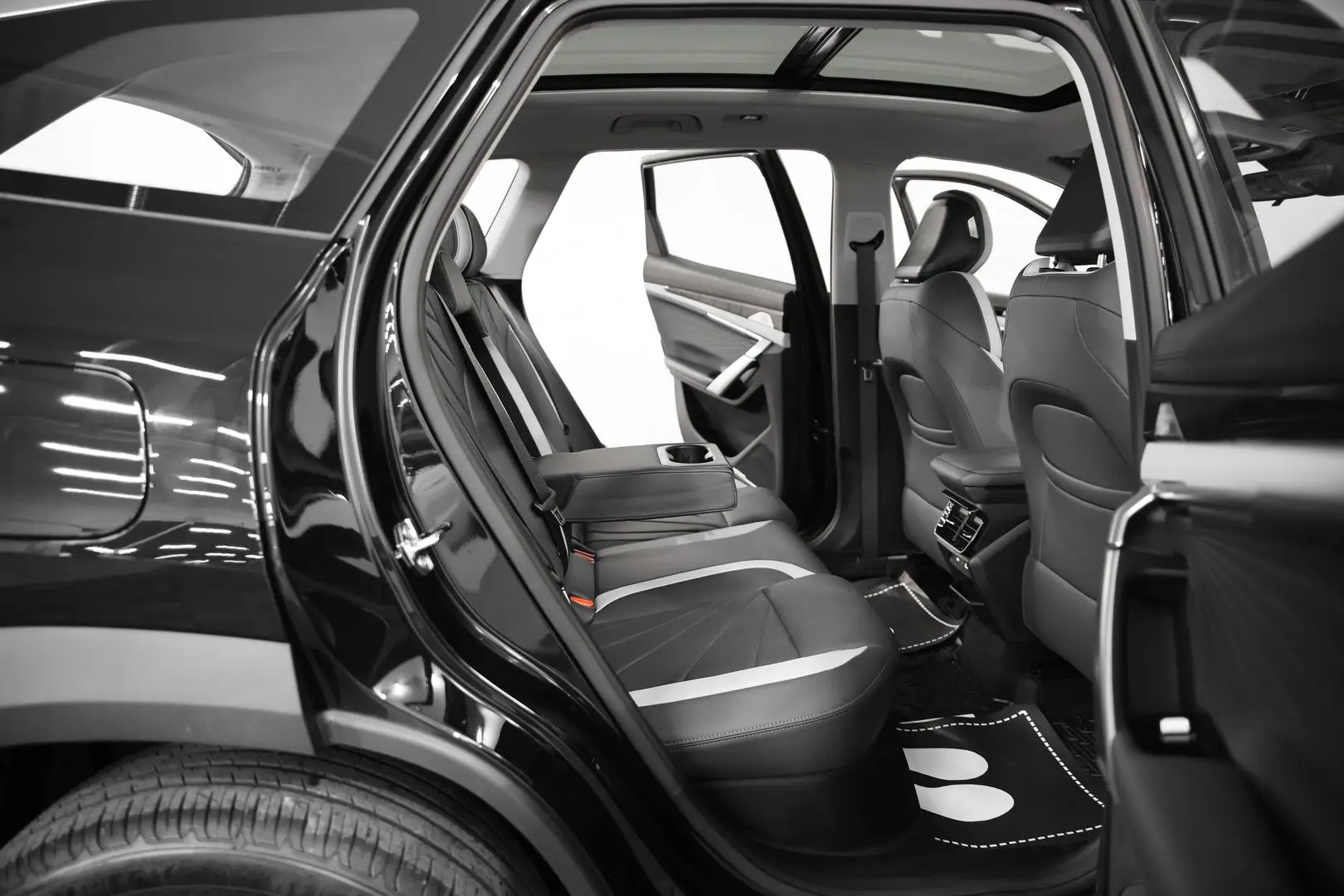 Автосалон: Geely Atlas New
