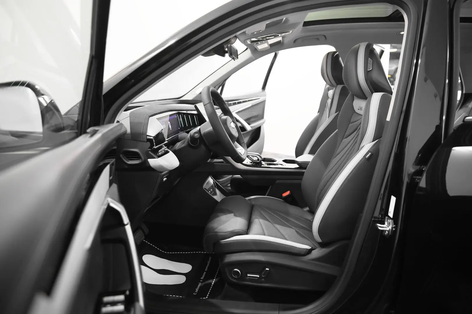 Автосалон: Geely Atlas New