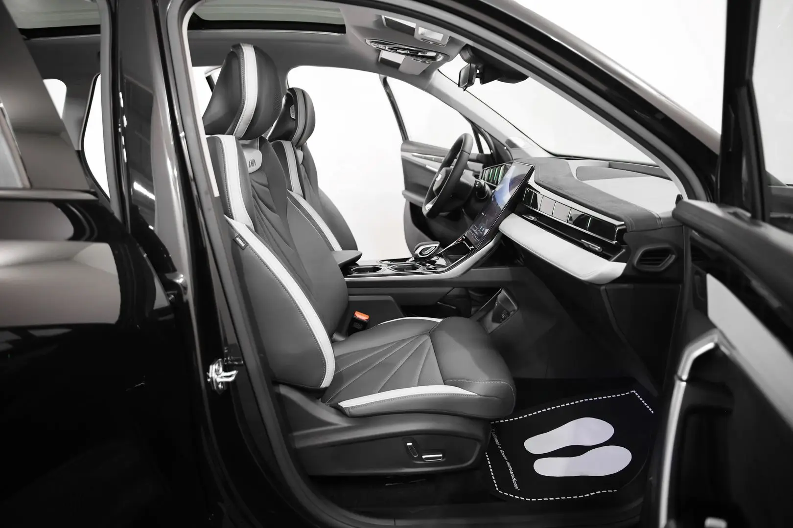 Автосалон: Geely Atlas New