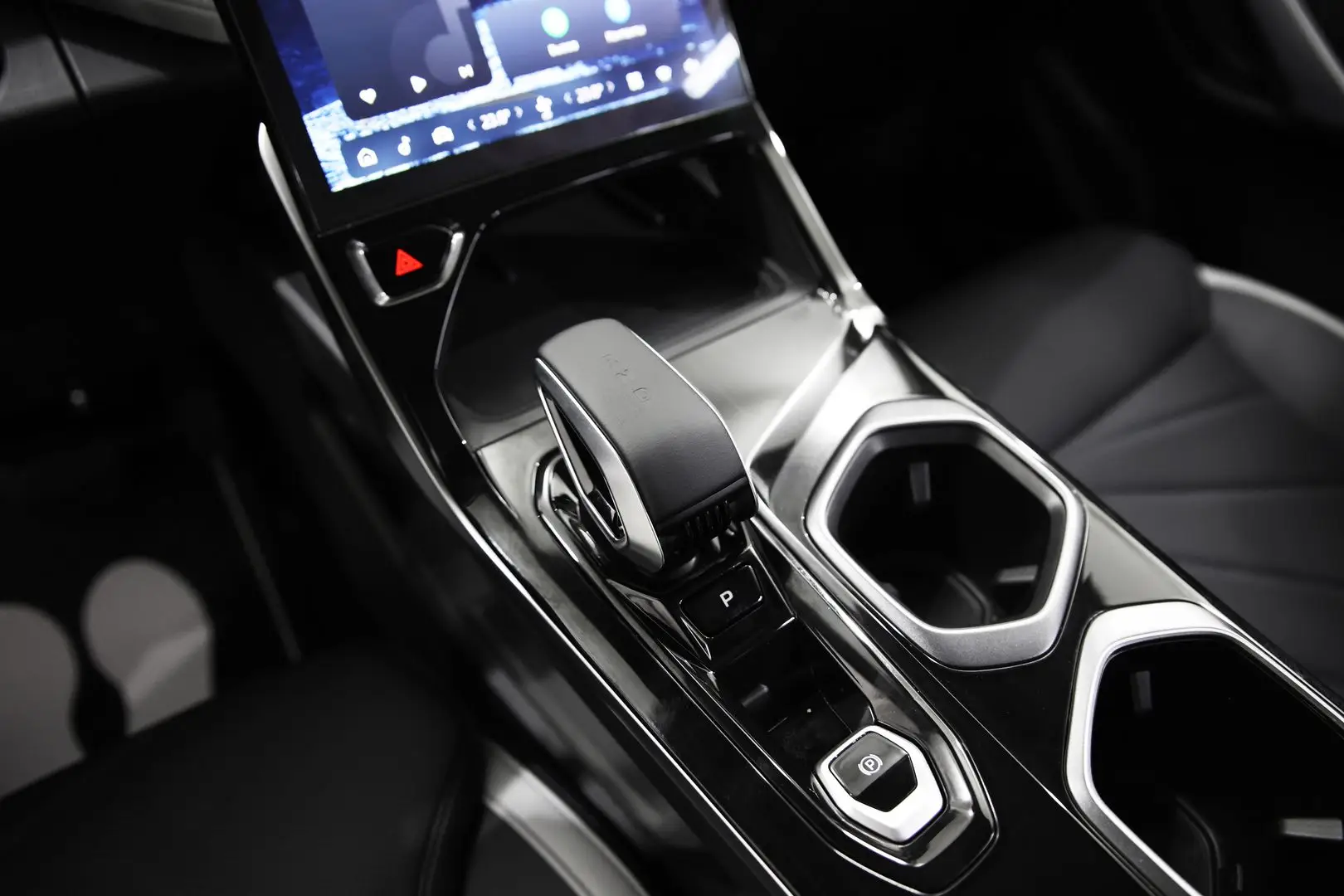 Автосалон: Geely Atlas New