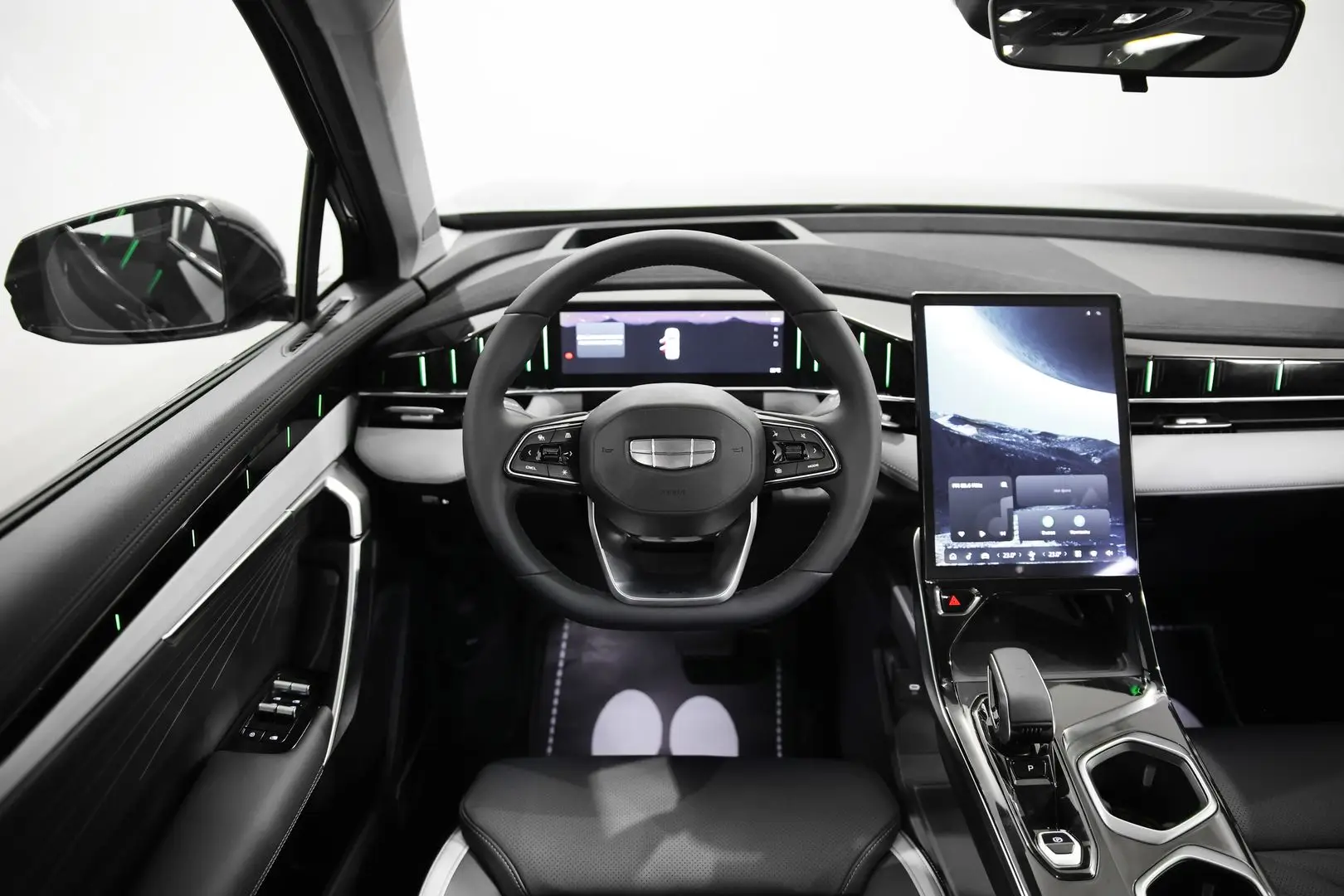 Автосалон: Geely Atlas New